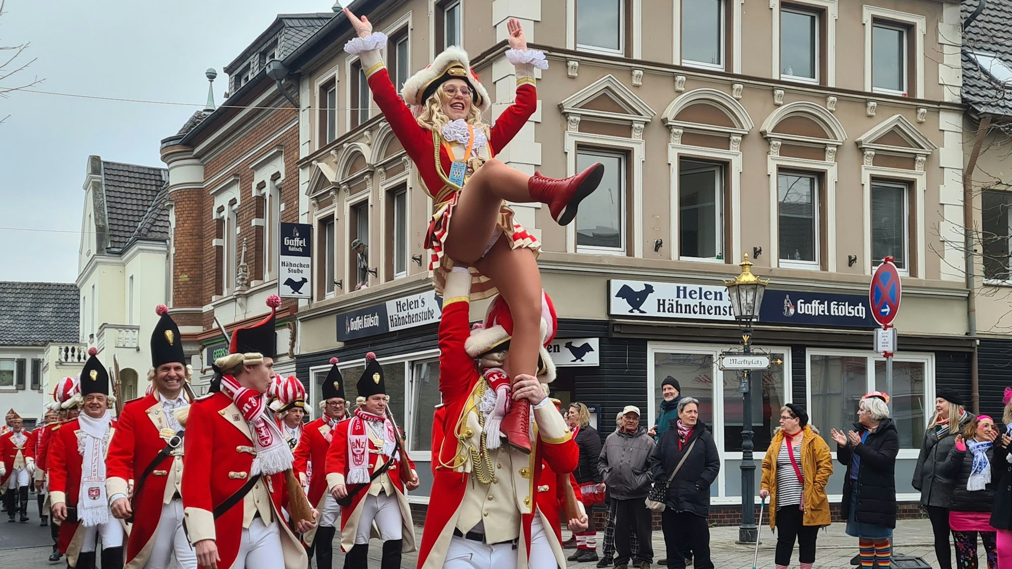 Hoch über den Köpfen der Jecken ließ sich das Mariechen der Bedburger Narrenzunft feiern.