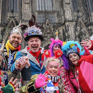 Jecke feiern den Auftakt der Karnevalssession am Kölner Dom.
