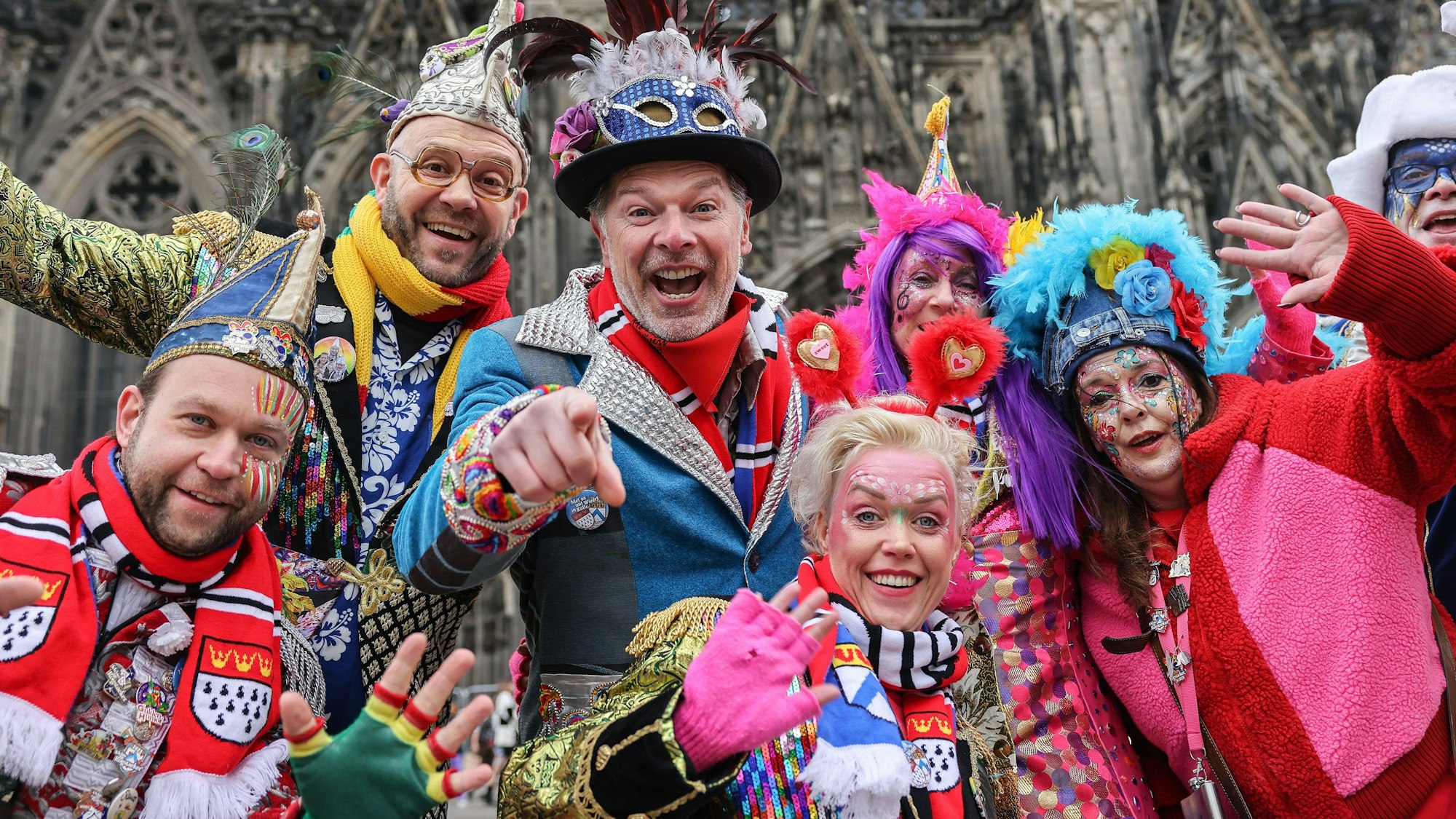 Weiberfastnacht in Köln: Karnevalisten feiern die Eröffnung des Straßenkarnevals.