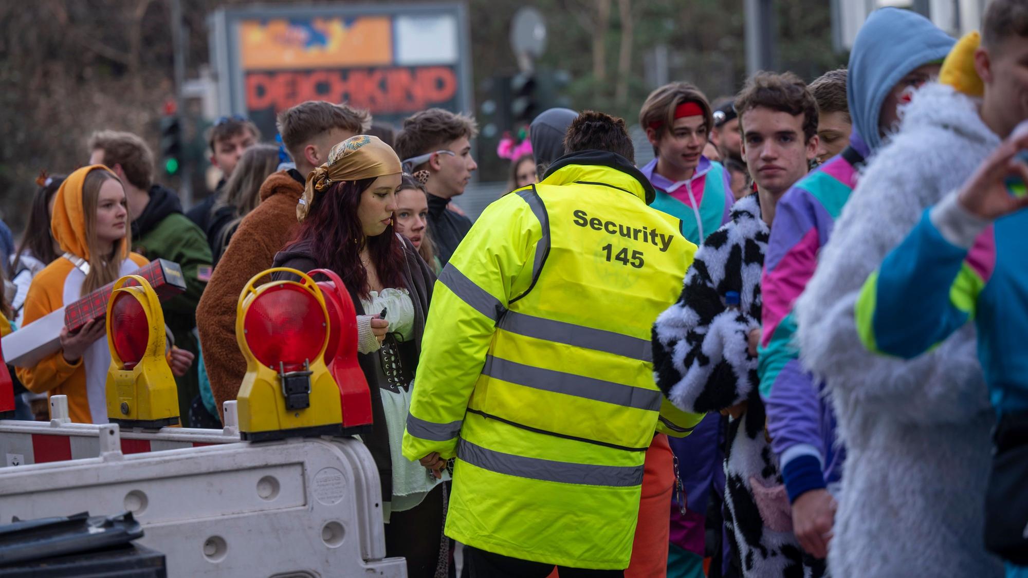Ein Sicherheitsmann an Weiberfastnacht im Kwartier Latäng.