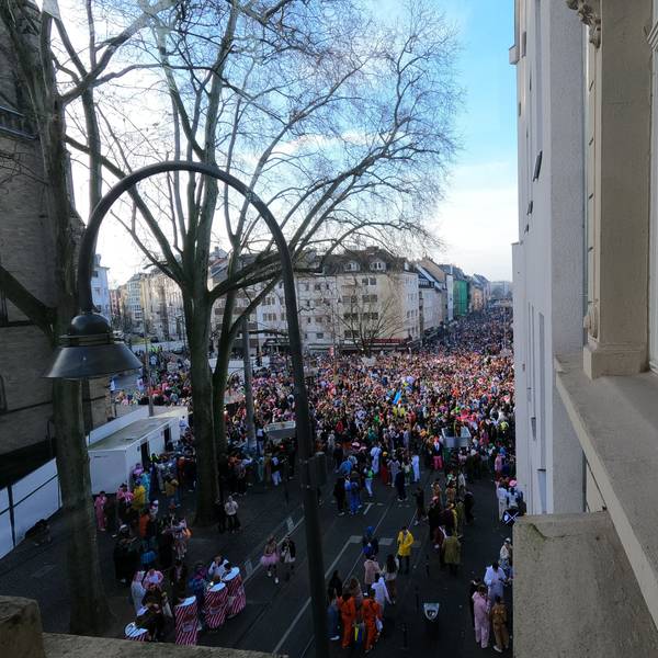 Die Zülpicher Straße an Weiberfastnacht in Köln.