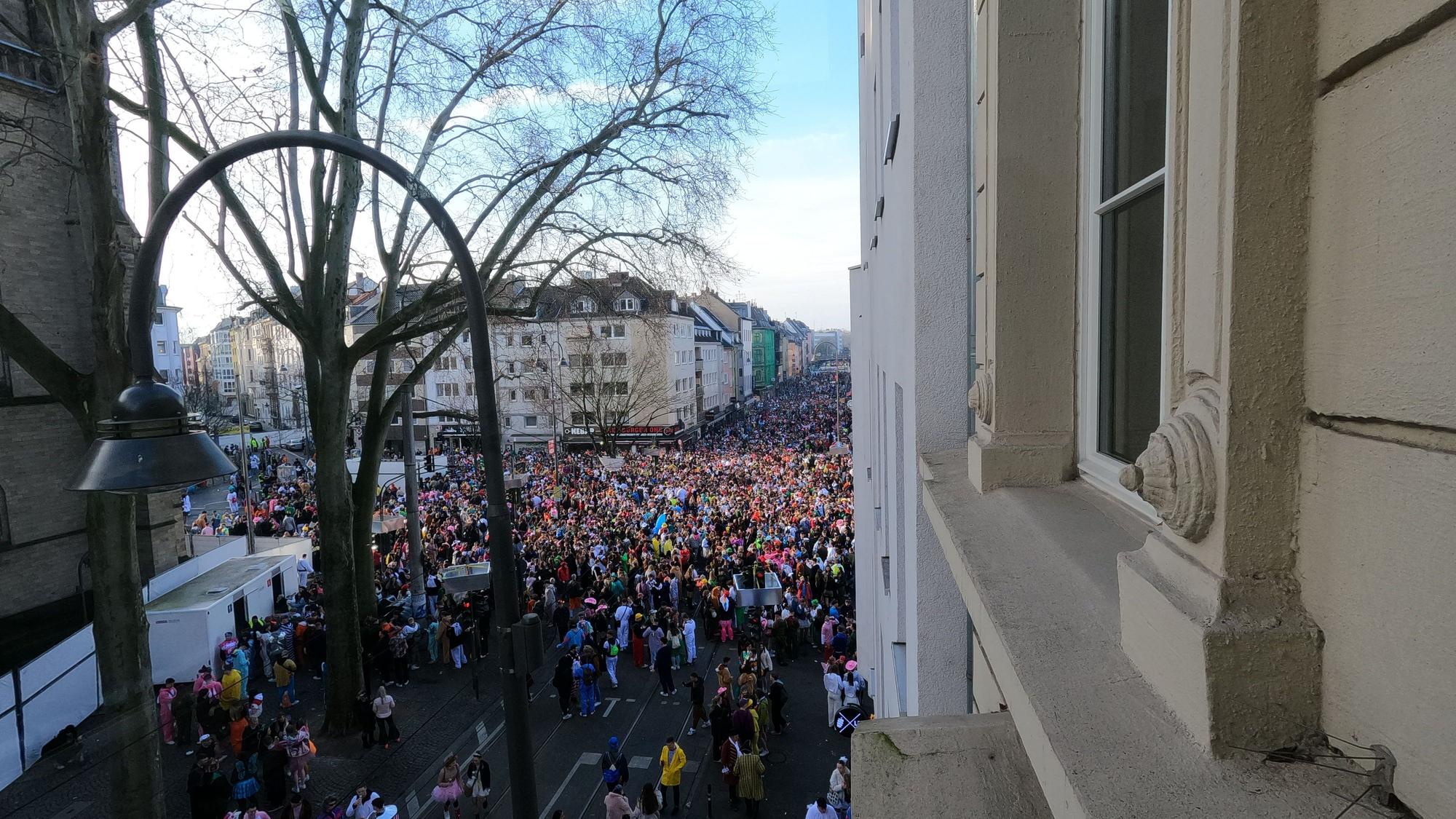 Die Zülpicher Straße an Weiberfastnacht in Köln.