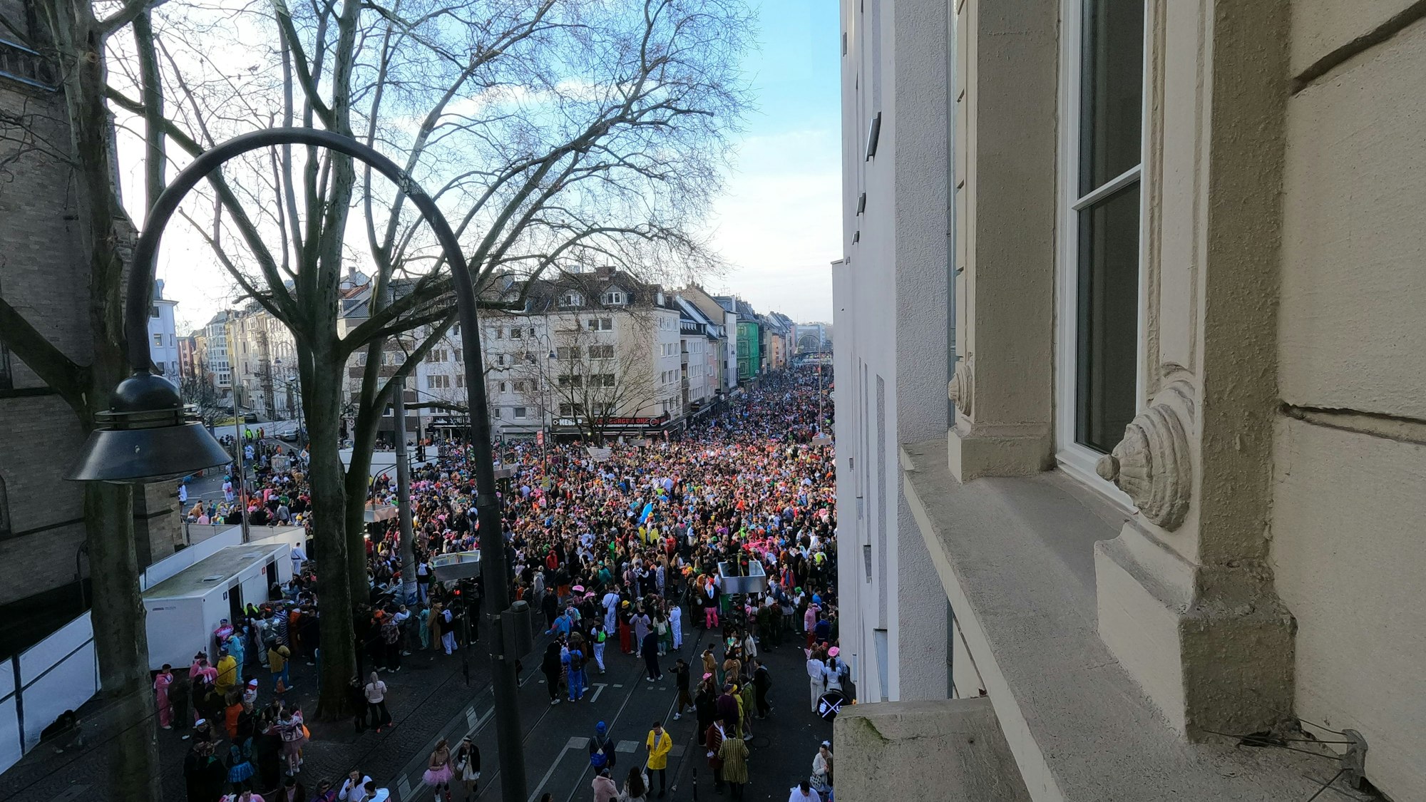 Die Zülpicher Straße an Weiberfastnacht in Köln.