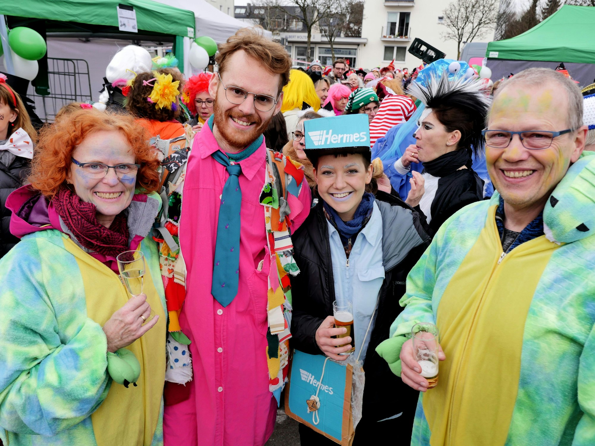 16.01.2023, Köln-Sülz, Hermeskeiler Platz
Weiberfastnacht mit Bühne und Publikum, präsentiert von der KG Alt-Lindenthal
"Hermes" auf dem Hermeskeiler Platz: Mecki, Horst, Marie und Jo aus Sülz und Bergisch Gladbach