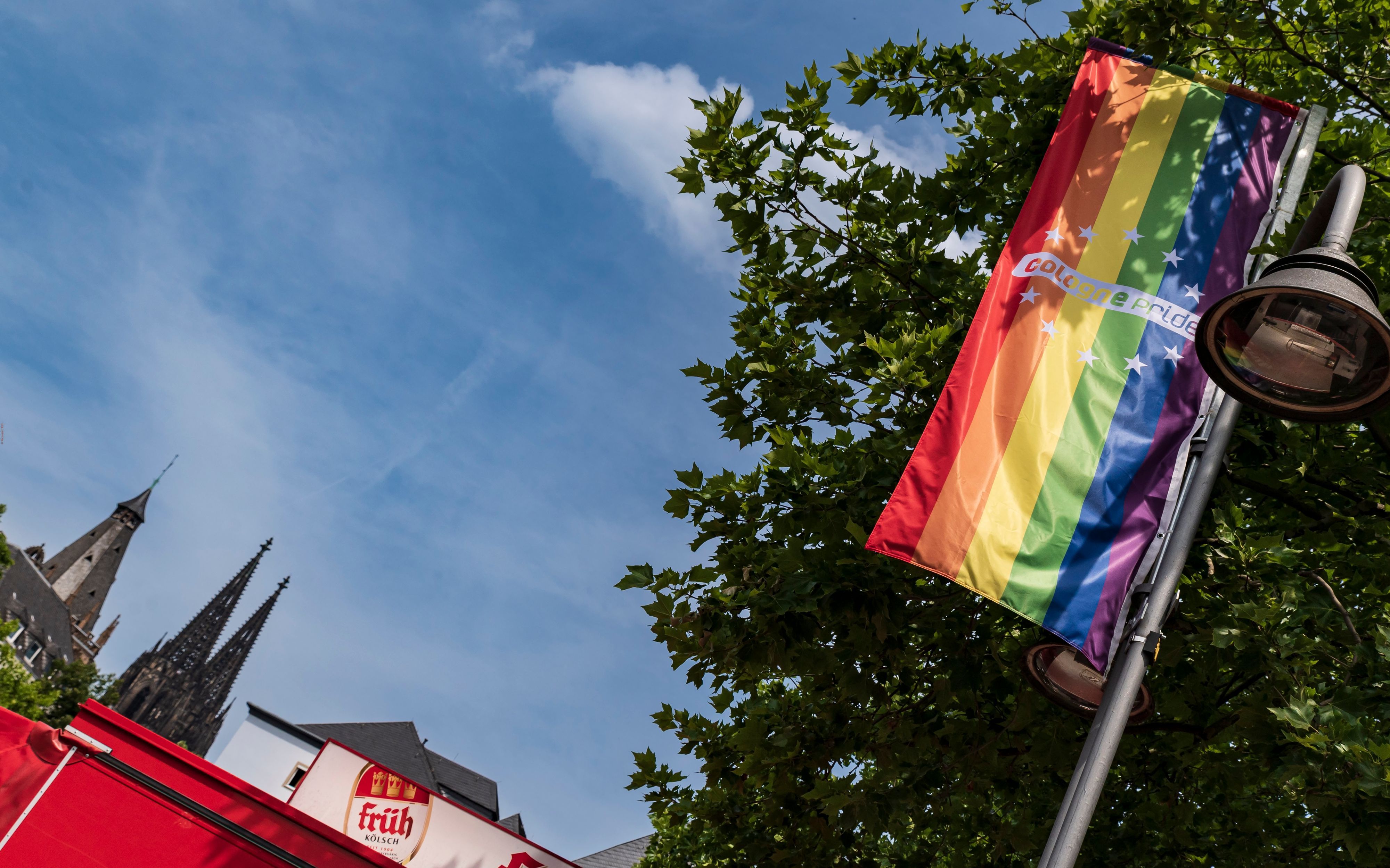 Eine Cologne Pride Fahne in Köln, im Hintergrund ist der Dom zu sehen. (Archivbild)