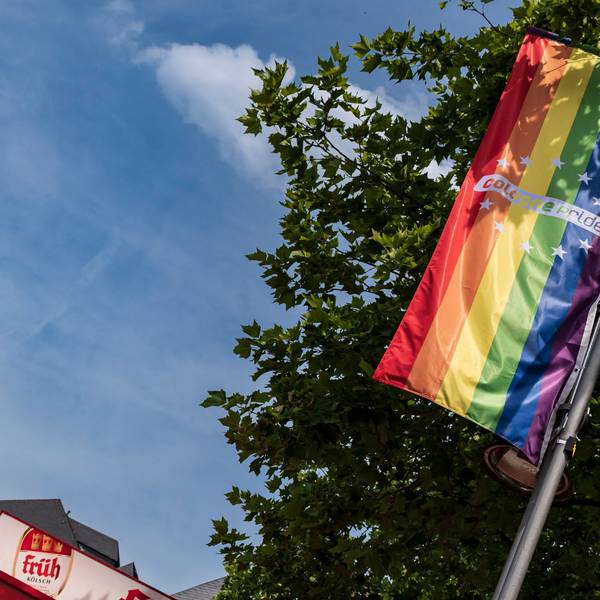 Eine Cologne Pride Fahne in Köln, im Hintergrund ist der Dom zu sehen. (Archivbild)