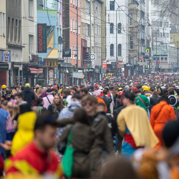 Weiberfastnacht in Köln: Feiernde im Kwartier Latäng auf der Zülpicher Straße.