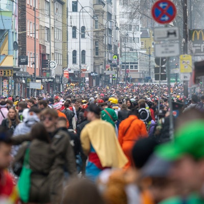 Weiberfastnacht in Köln: Feiernde im Kwartier Latäng auf der Zülpicher Straße.