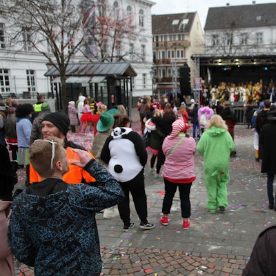 Weiberfastnacht in Siegburg auf dem Markt.