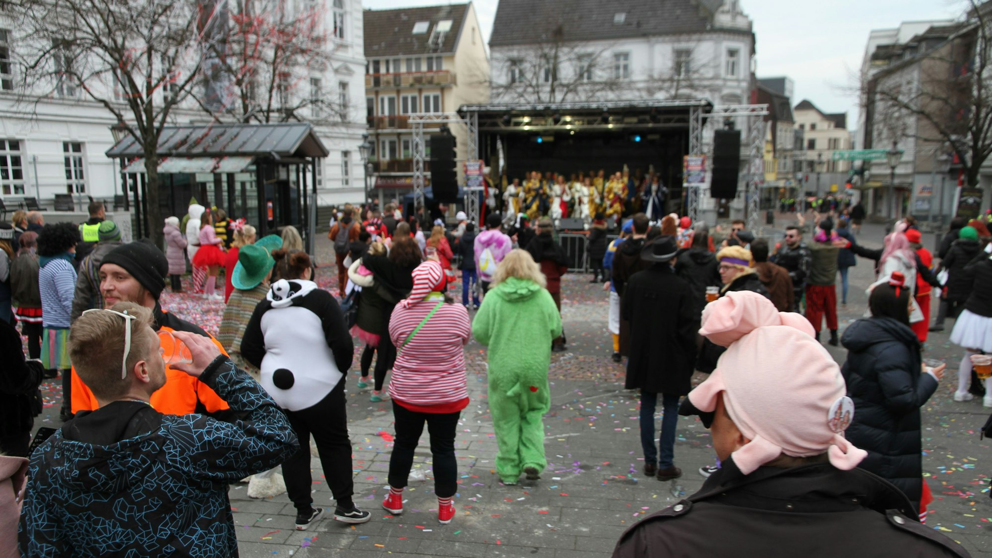 Weiberfastnacht in Siegburg auf dem Markt