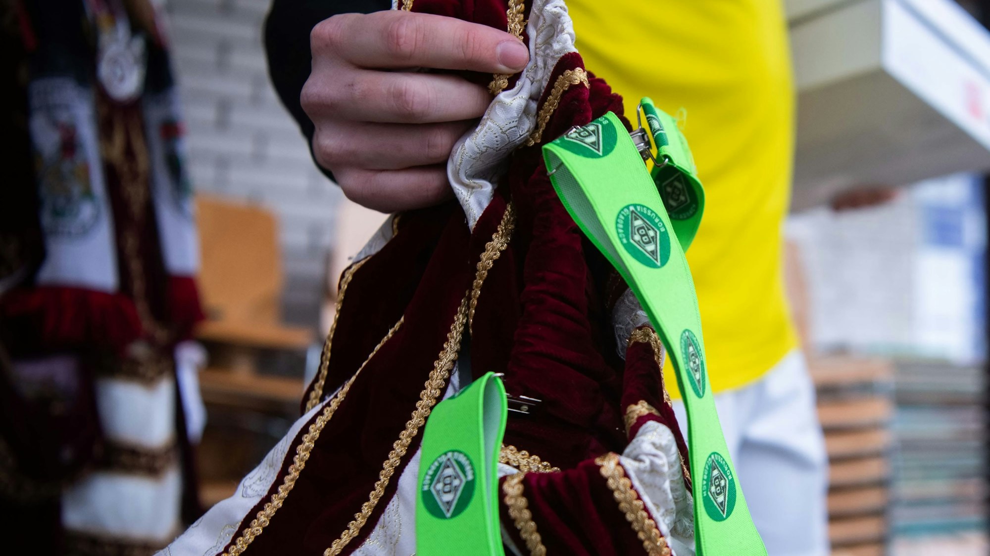 Sebastian Kaiser zeigt seine Borussia-Mönchengladbach-Hosenträger.