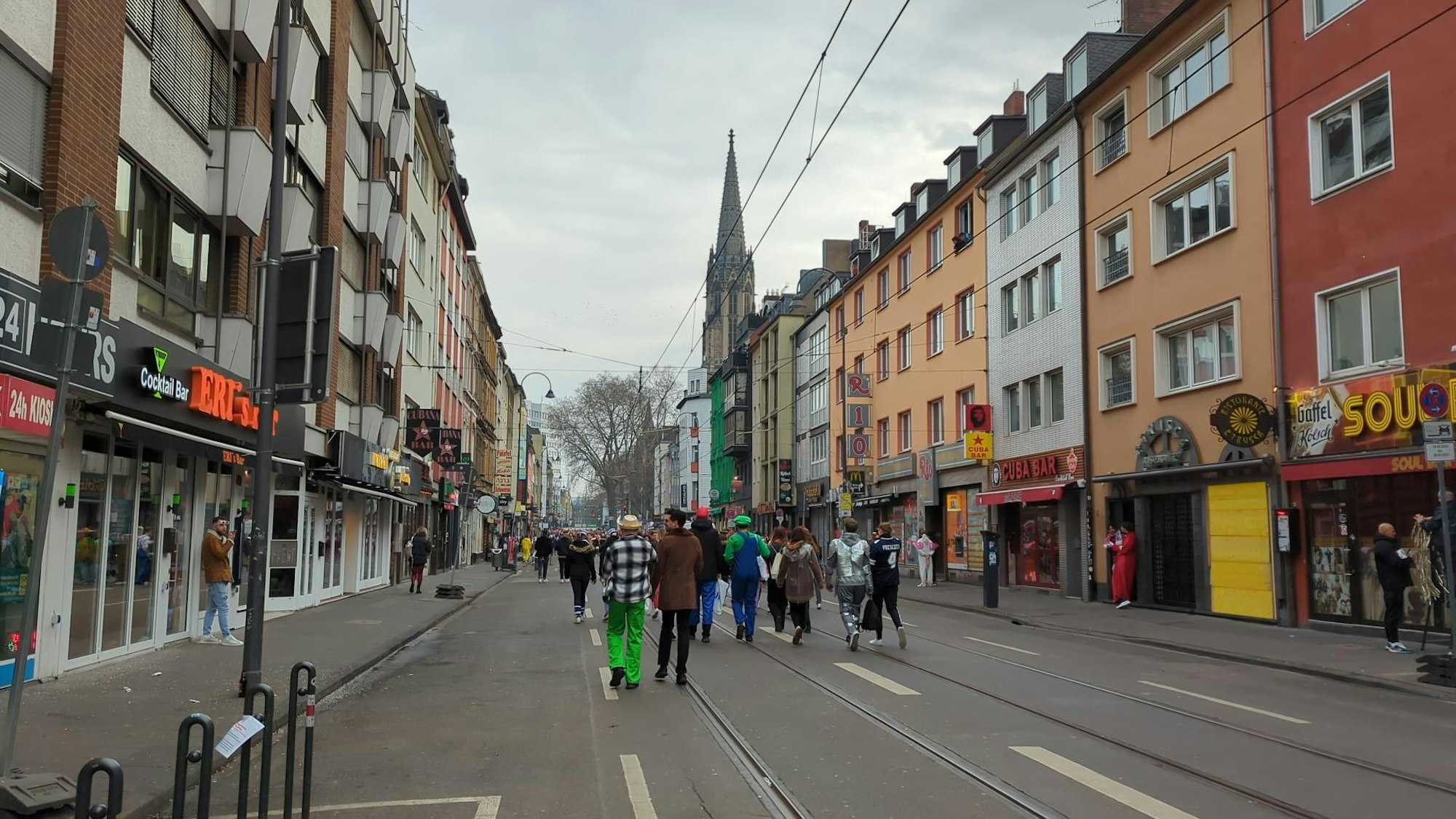 Jecken laufen über die Zülpicher Straße