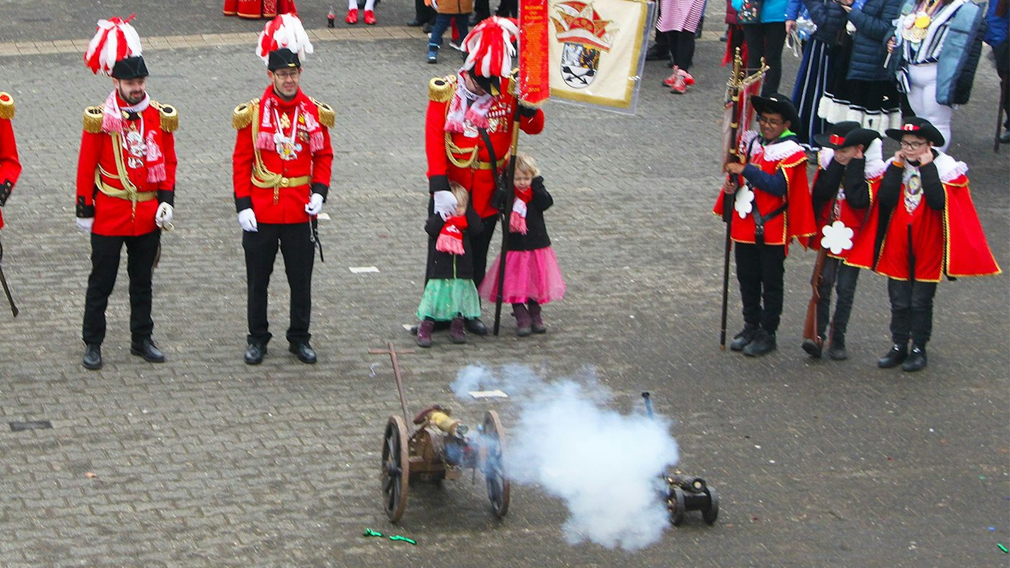 Die Prinzengarde Kall schoss Bürgermeister Hermann-Josef Esser zwei Schüsse vor den Bug seiner „Burg“ in der Kaller Post. Das reichte.