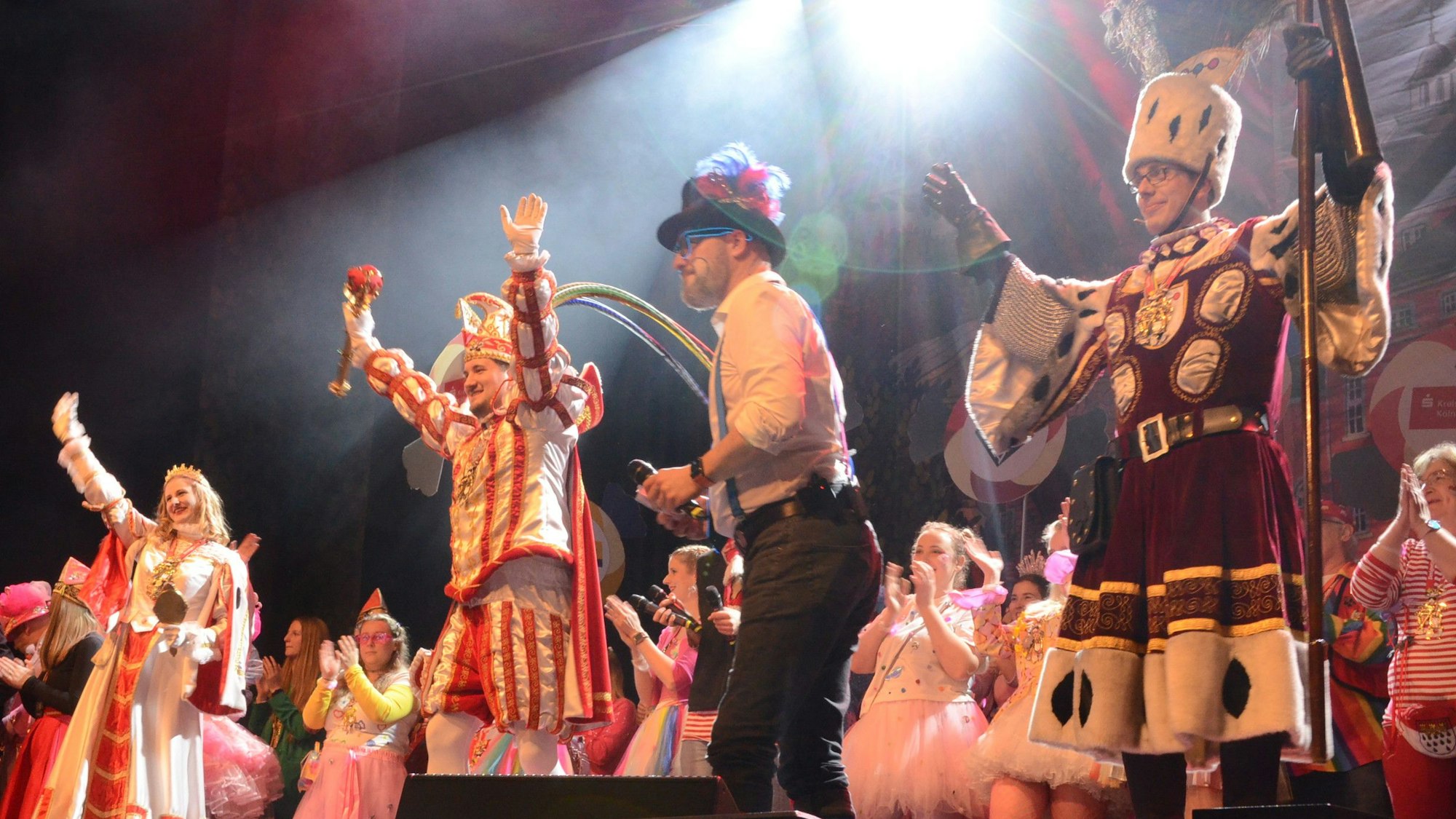 Das Troisdorfer Dreigestirn auf der Bühne der Stadthalle.