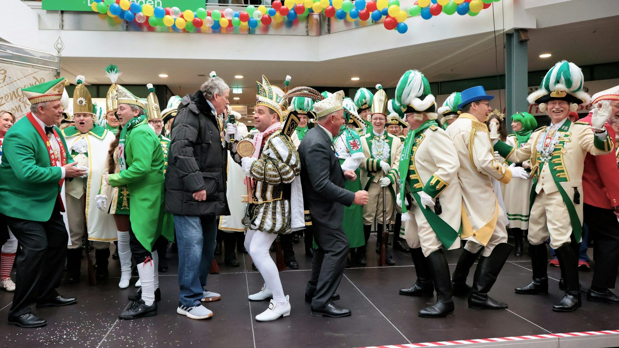 Karnevalsjecke in Uniform tanzen auf der Bühne in den Luminaden.
