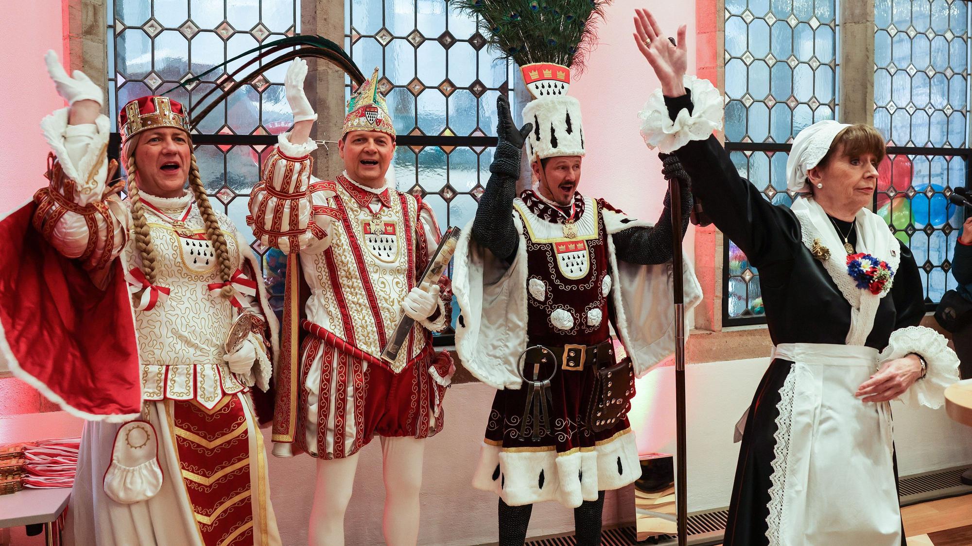 Henriette Reker (r, parteilos), Oberbürgermeisterin, empfängt im Rathaus das Dreigestirn Mit der Weiberfastnacht beginnt traditionell der Straßenkarneval. Erstmals seit drei Jahren gelten dabei keinerlei Corona-Beschränkungen mehr.