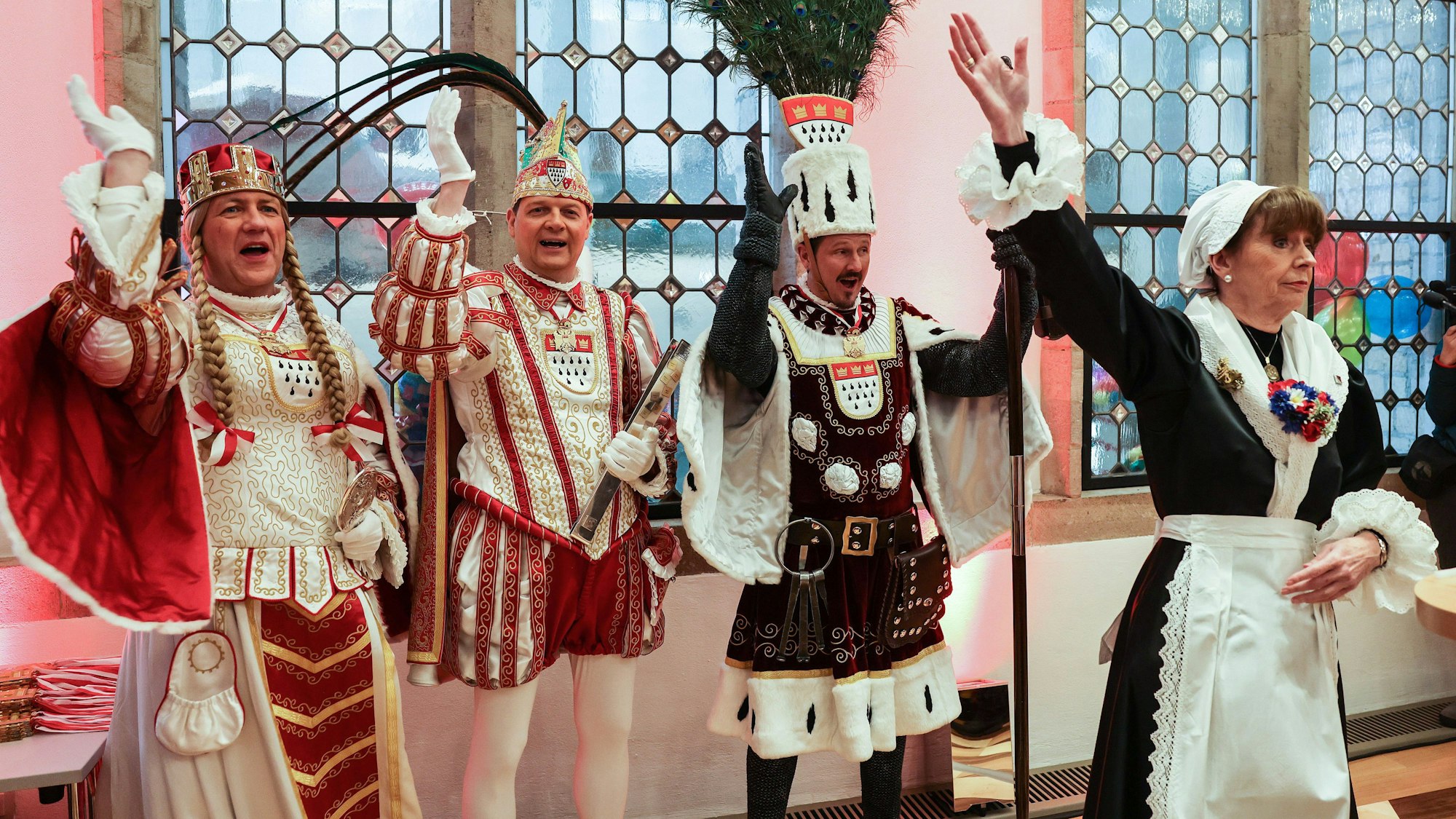 Henriette Reker (r, parteilos), Oberbürgermeisterin, empfängt im Rathaus das Dreigestirn Mit der Weiberfastnacht beginnt traditionell der Straßenkarneval. Erstmals seit drei Jahren gelten dabei keinerlei Corona-Beschränkungen mehr.