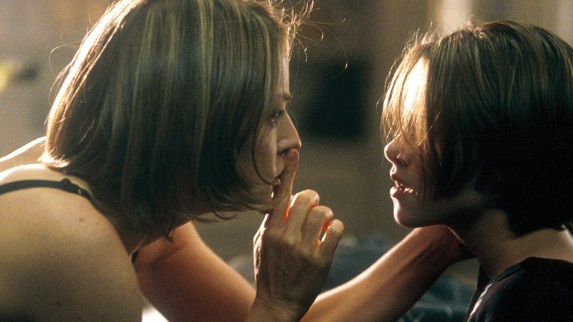 Jodie Foster mit Kristen Stewart in „Panic Room“.