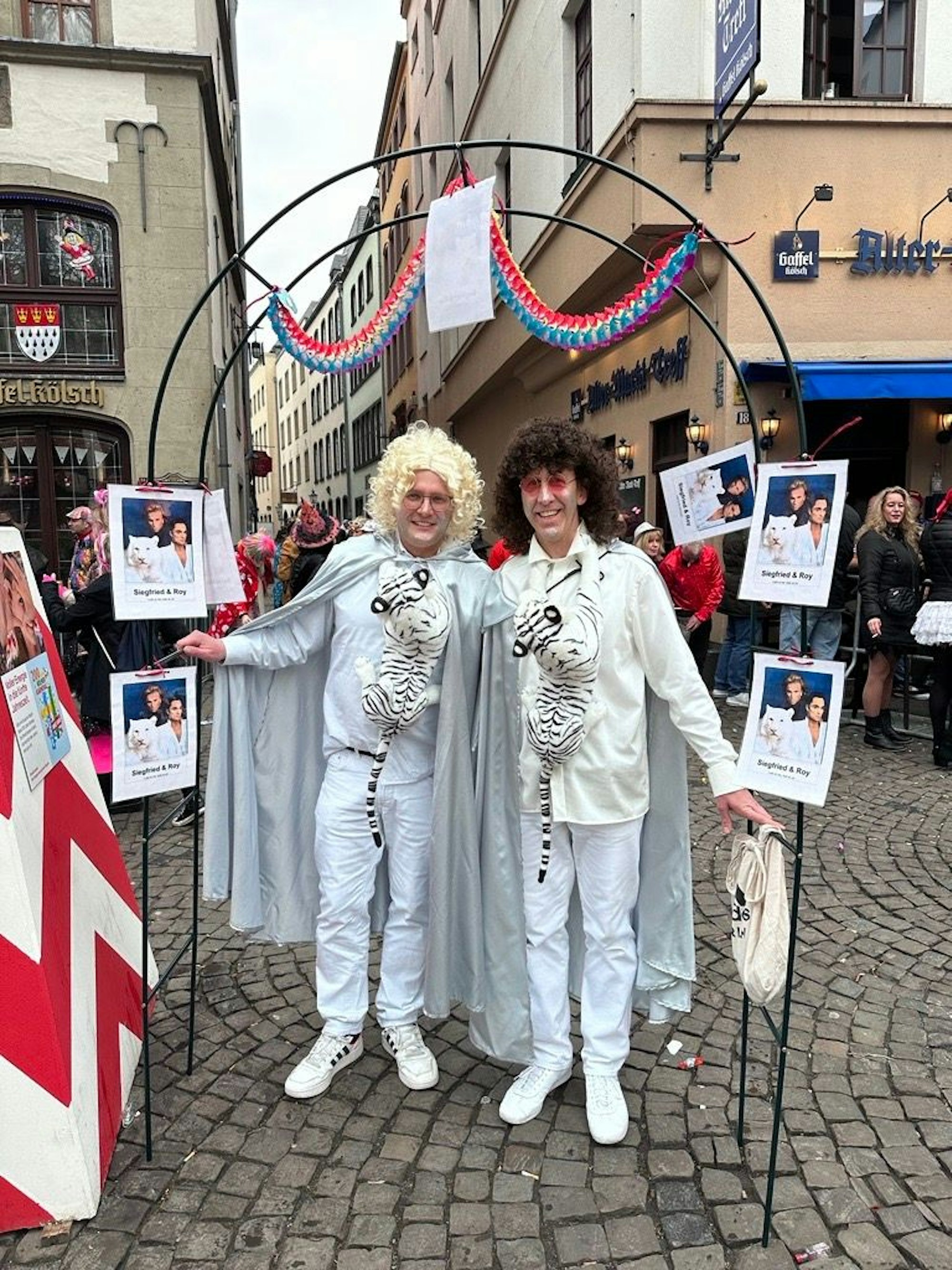 André und Andreas aus Lennestadt im Sauerland verteilen als „Siegfried & Roy“ Autogramme.