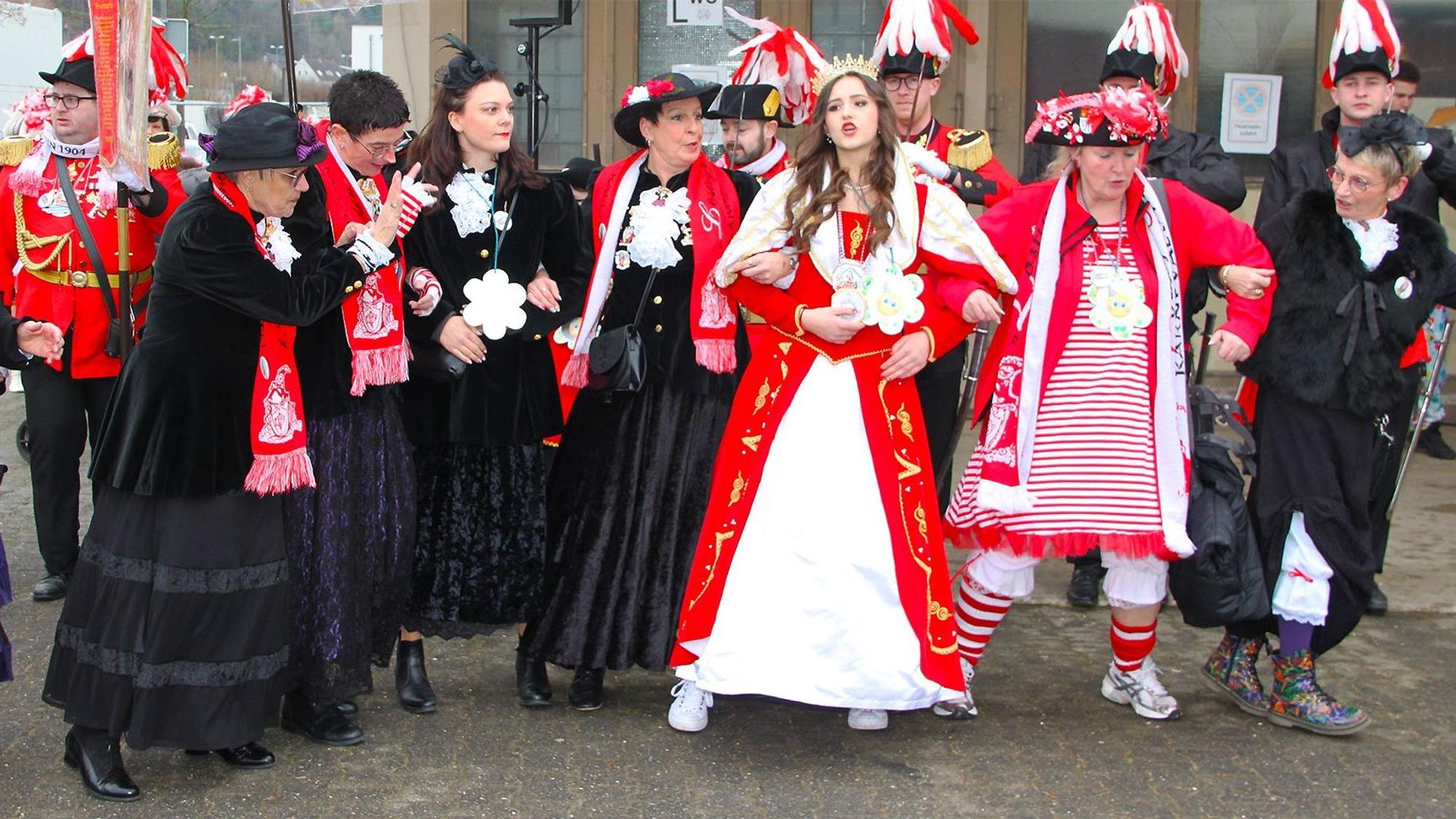 Wenn schon kein Tanz, dann wenigstens schunkeln: Die Kaller Möhne nahmen Jugendprinzessin Jule I. in ihre Mitte.