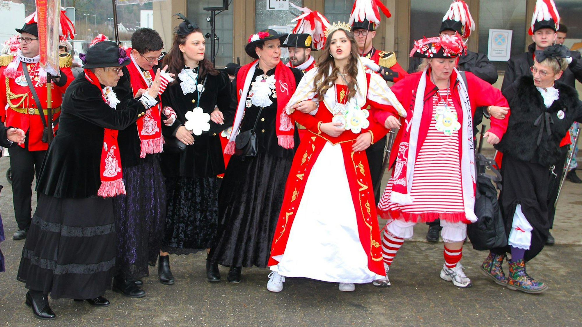 Wenn schon kein Tanz, dann wenigstens schunkeln: Die Kaller Möhne nahmen Jugendprinzessin Jule I. in ihre Mitte.