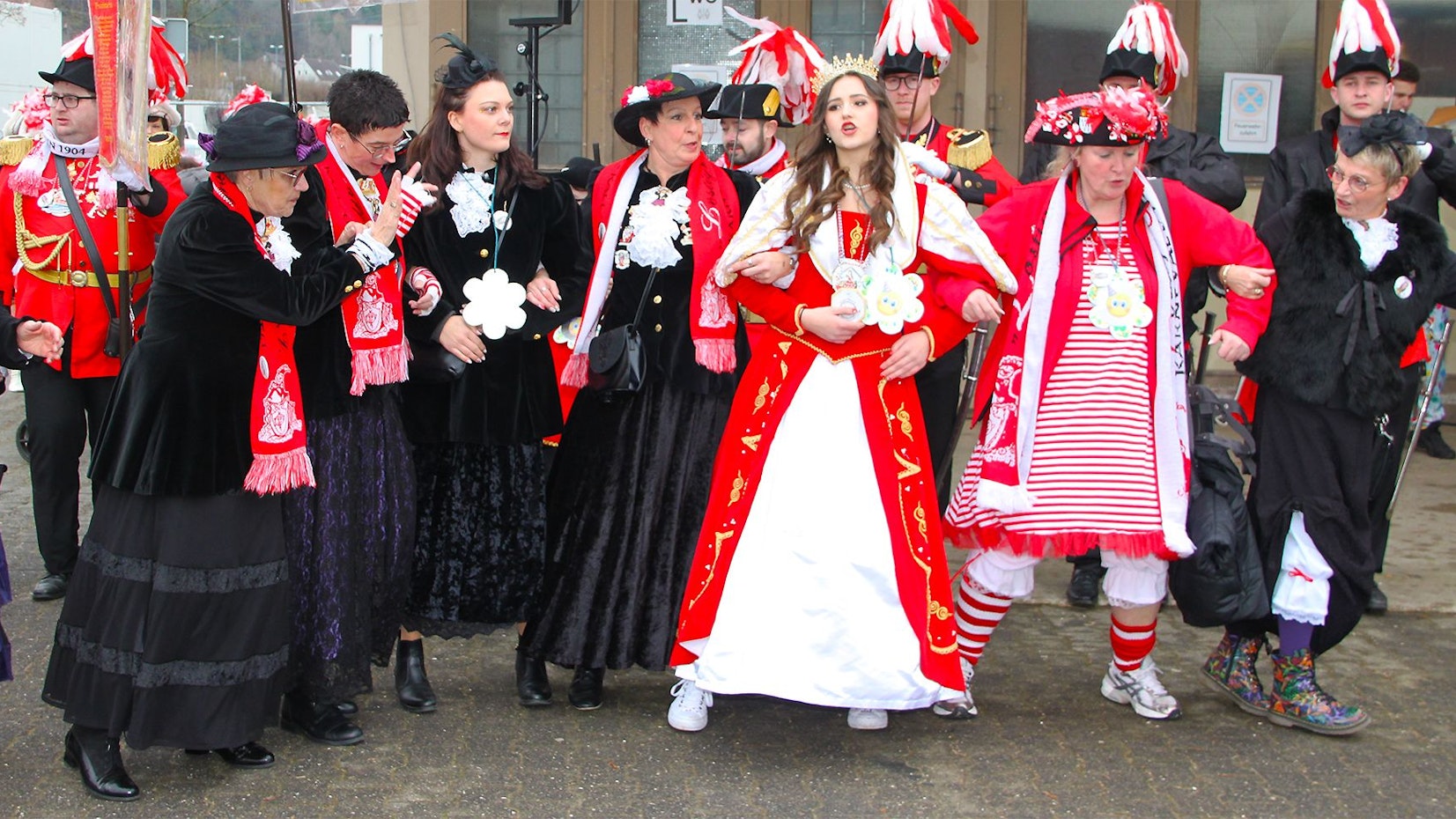 Wenn schon kein Tanz, dann wenigstens schunkeln: Die Kaller Möhne nahmen Jugendprinzessin Jule I. in ihre Mitte.