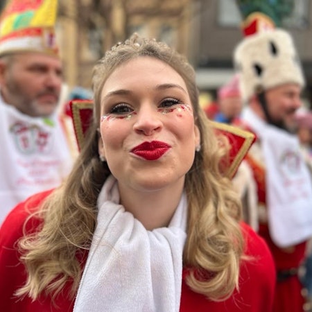 Jungfrau des Dreigestirns im Porträt.