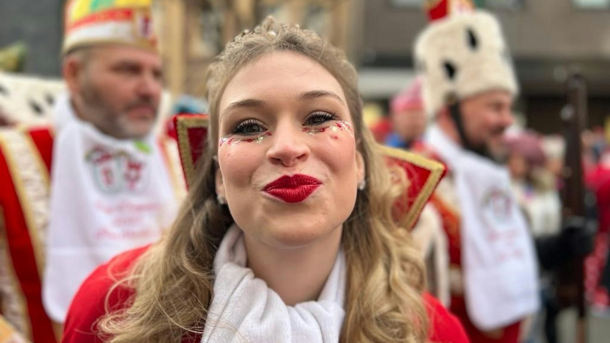 Jungfrau des Dreigestirns im Porträt.