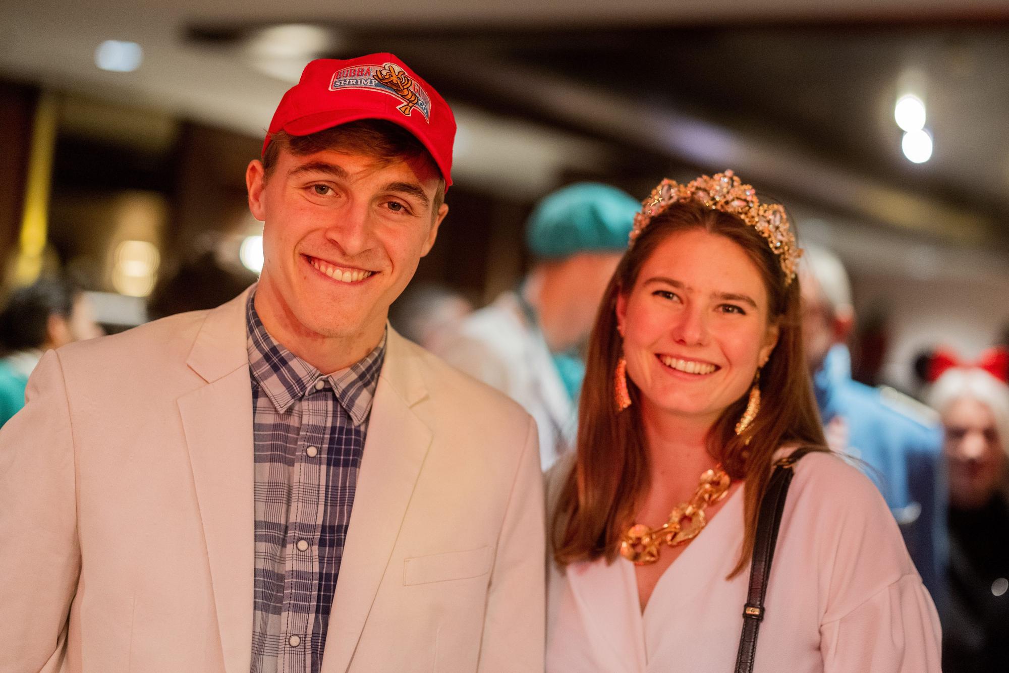 Timo Hübers als Forrest Gump und Freundin Ashlee kommen zur Karnevalssitzung des 1. FC Köln.