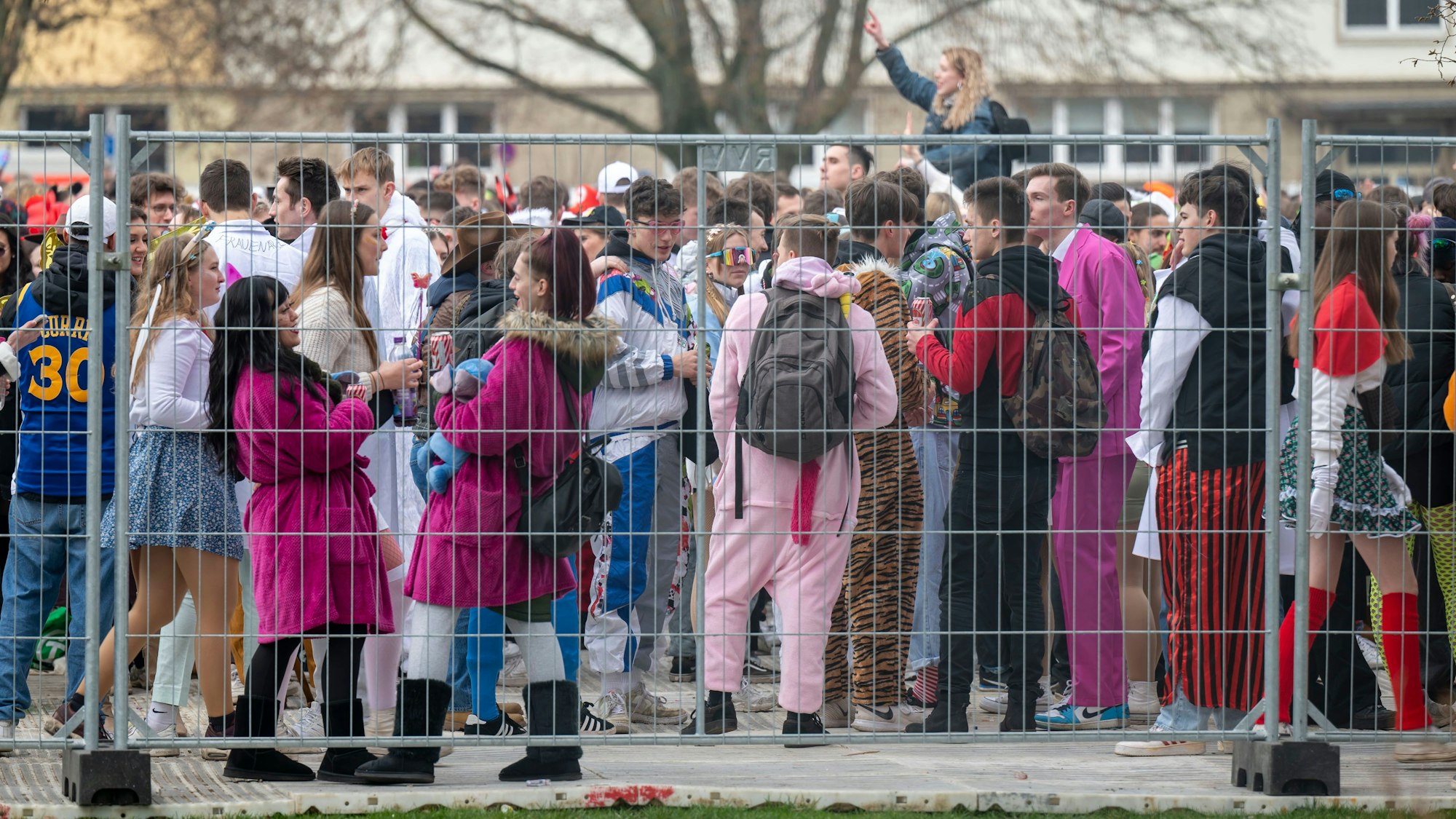 Weiberfastnacht im Kwartier Latäng: Die Feiernden in der Kölner Party-Zone au der Zülpicher Straße.