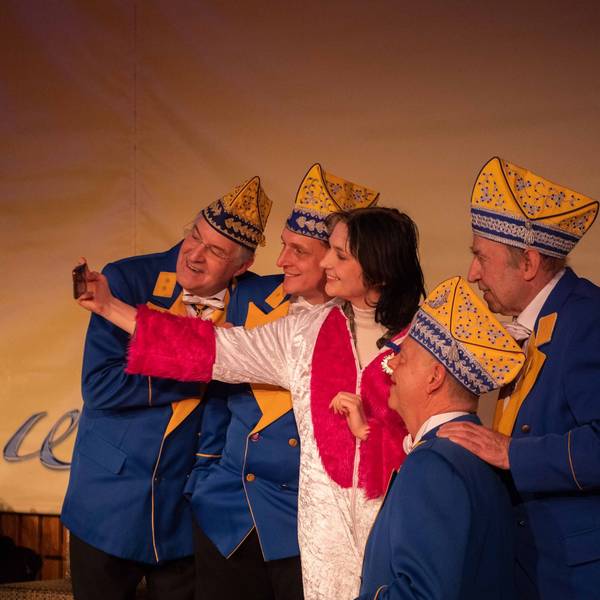 Volontärin Elena Pintus macht bei der Damensitzung in Weilerswist in Selfie mit dem Elferrat.