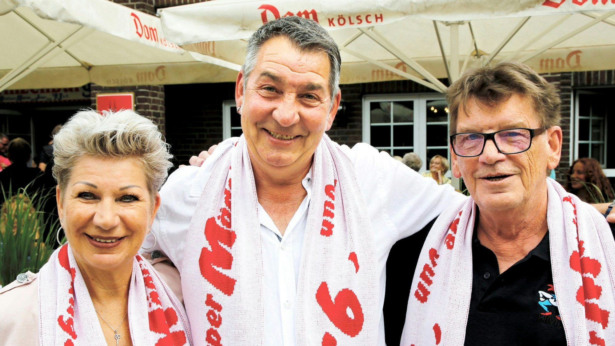 Hitdorfer Dreigestirn 2022/2023. V.l.: Jungfrau Heike( Heike Corton Venegas), Prinz Volker1.(Volker Kienow), Bauer Ralf (Ralf Kanzler)