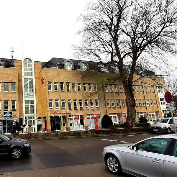 Bürgermeister-Schmidt-Straße Burscheid vor Bauarbeiten, die am 20.2.23 starten, Filiale der Kreissparkasse