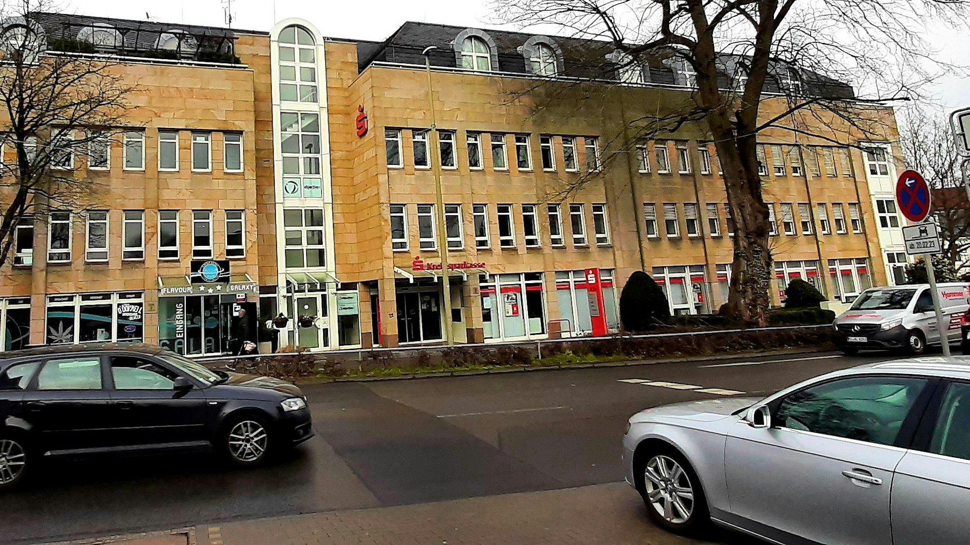 Bürgermeister-Schmidt-Straße Burscheid vor Bauarbeiten, die am 20.2.23 starten, Filiale der Kreissparkasse