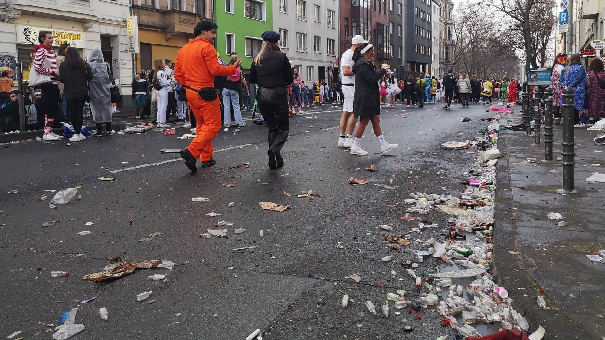 Weiberfastnacht 2023 in Köln: Viel Müll auf der Roonstraße, die AWB sind im Einsatz.