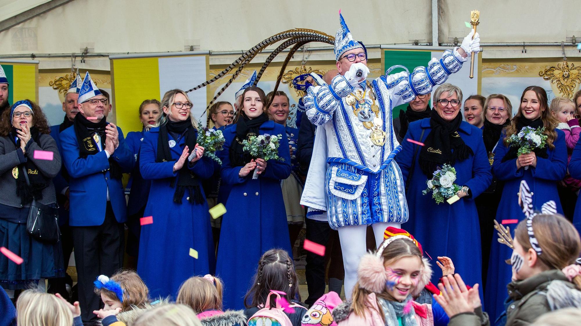 Eröffnung Straßenkarneval Worringen 2023 auf dem St.-Tönnis-Platz durch Prinz Thomass II.