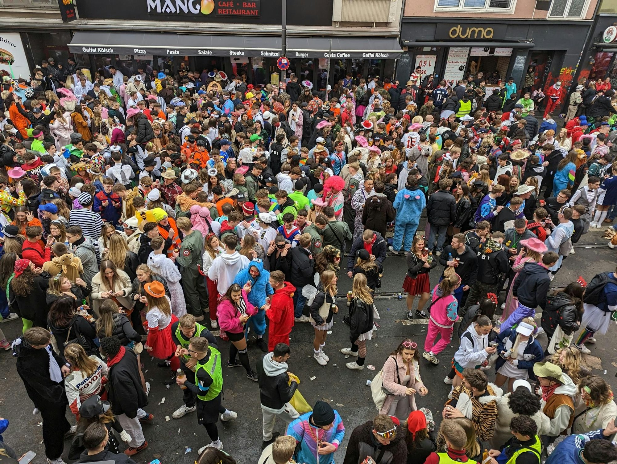 Die Zülpicher Straße ist rappelvoll.