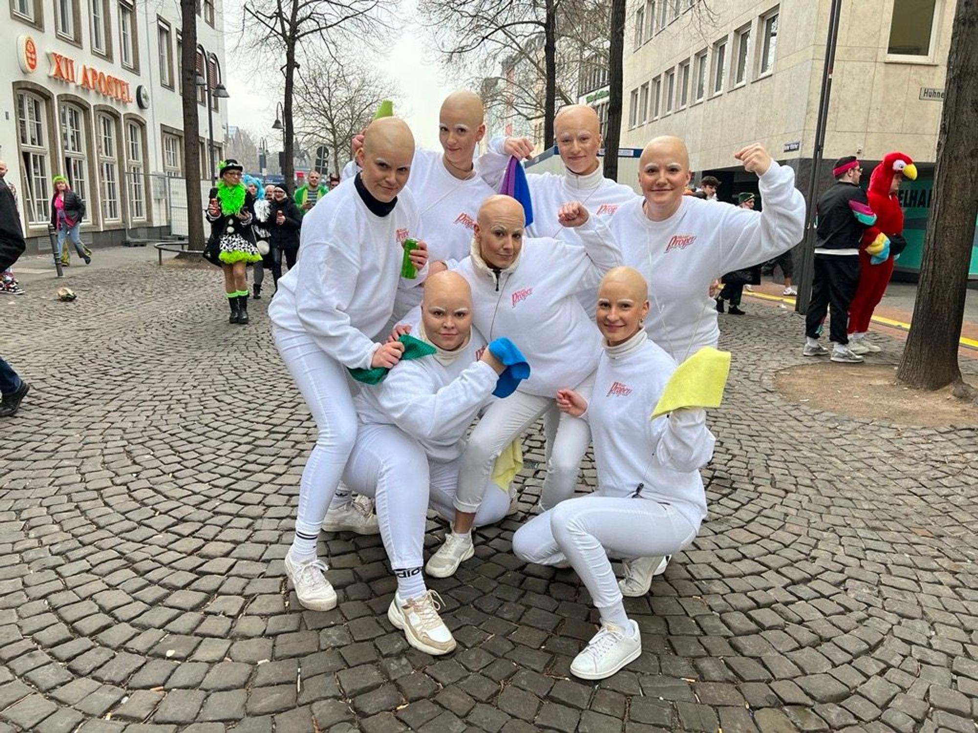 Diese Frauengruppe denkt sich jedes Jahr ein neues Gruppen-Kostüm aus. Dieses Jahr gehen sie als Meister Propper.