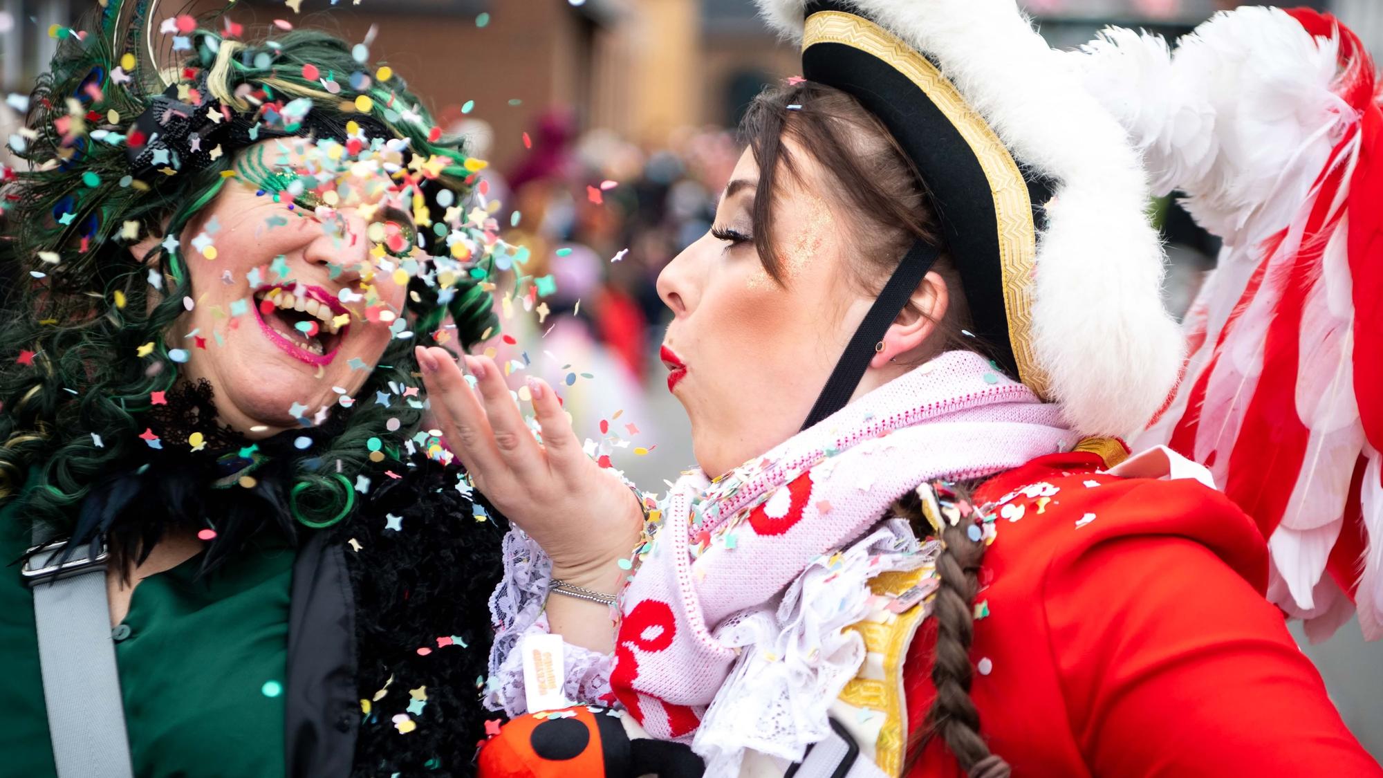 Die Dom-Escher feierten einen Auftakt nach Maß in den Straßenkarneval – inklusive Konfetti, Konfetti und Konfetti.