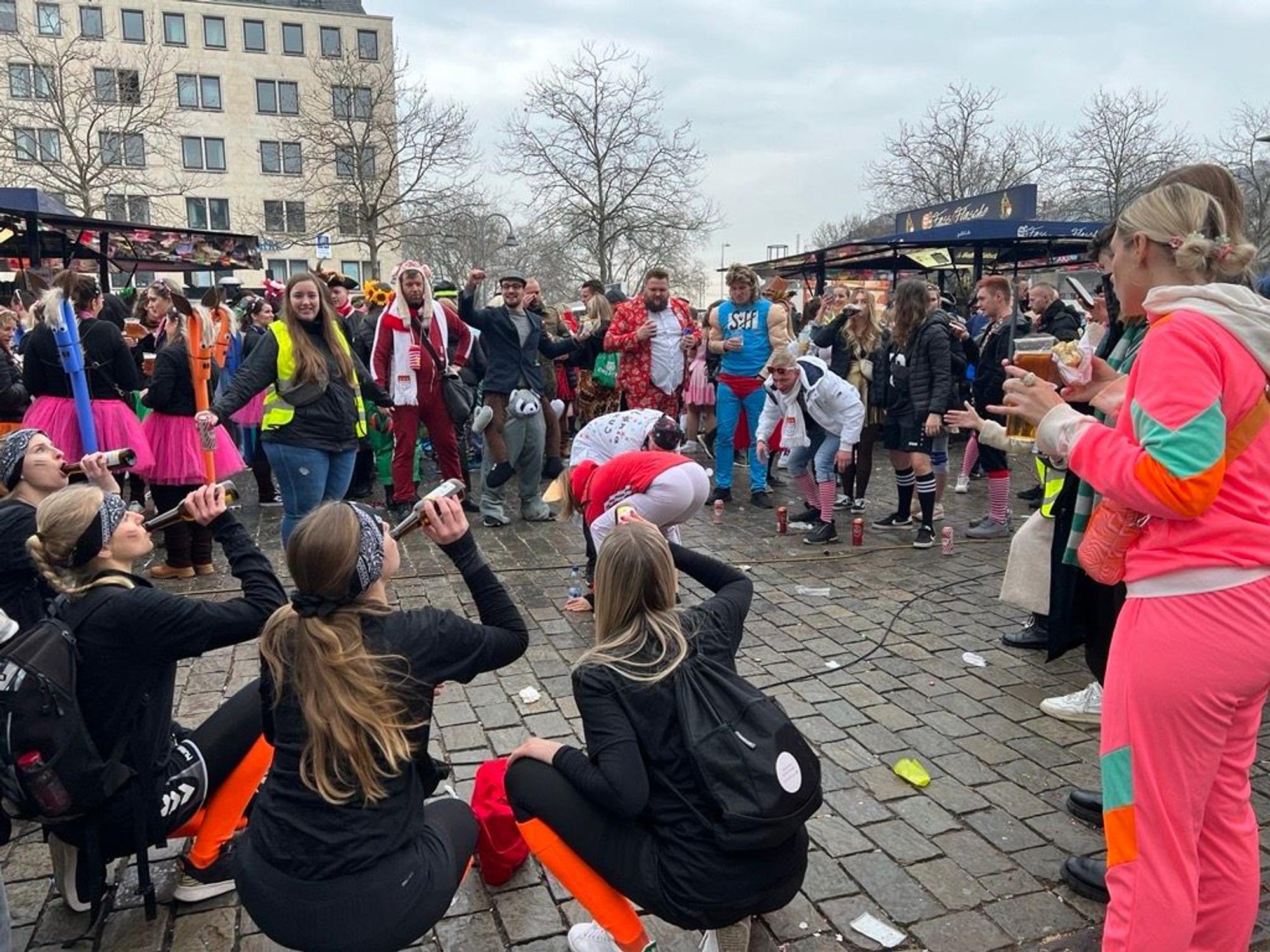 Auf dem Heumarkt spielen ein paar Jecken Flunkyball