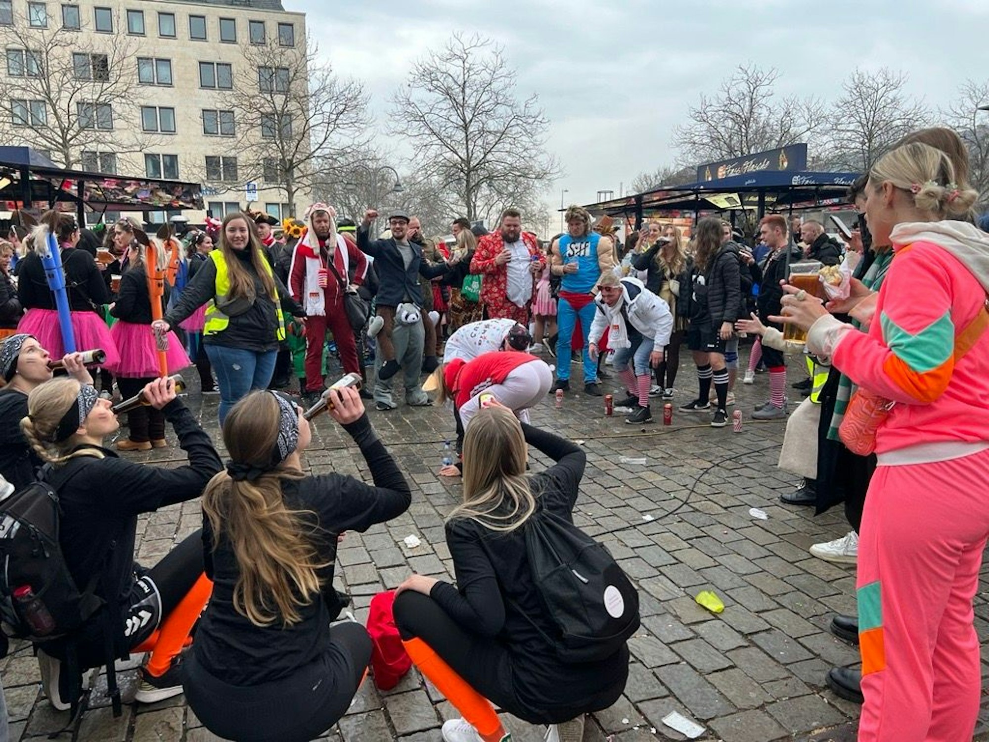 Auf dem Heumarkt spielen ein paar Jecken Flunkyball