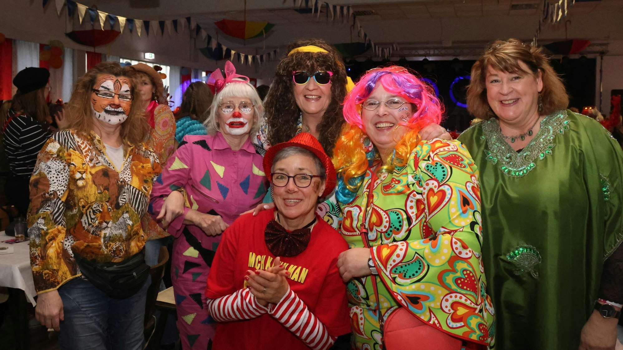 Mehrere kostümierte Frauen stehen als Gruppe zusammen.