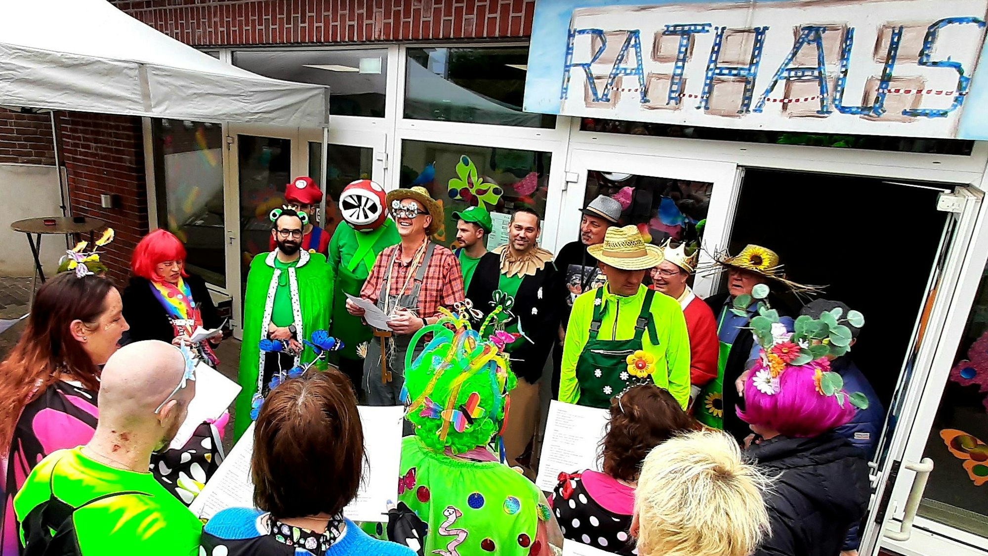 Jecken vor dem Schützenhaus in Burscheid an Wieverfastelovend 2023.