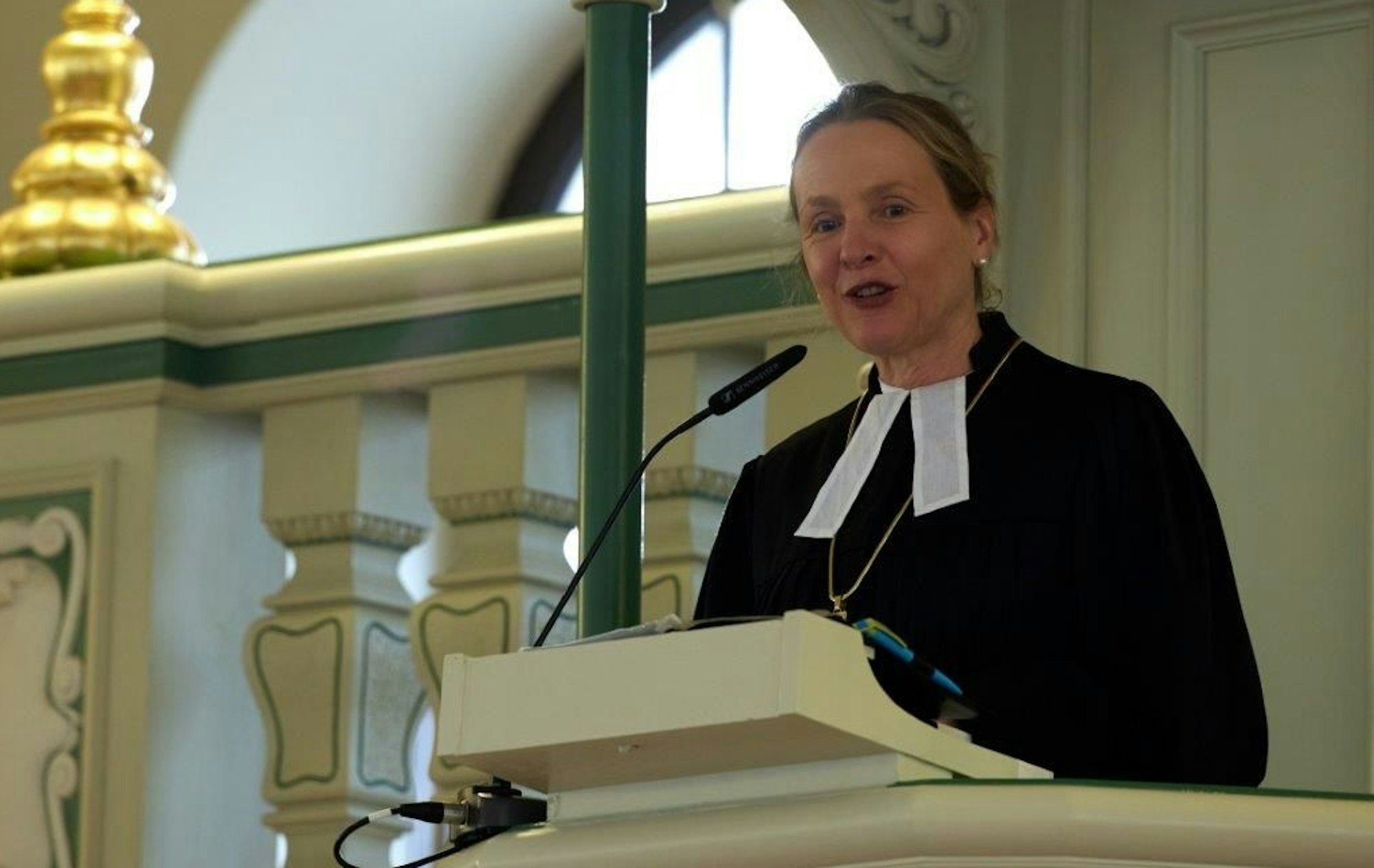 Prälatin Anne Gidion, Bevollmächtigte der EKD beim Bund, steht im Talar auf der Kanzel und predigt zu ihrer Amtseinführung