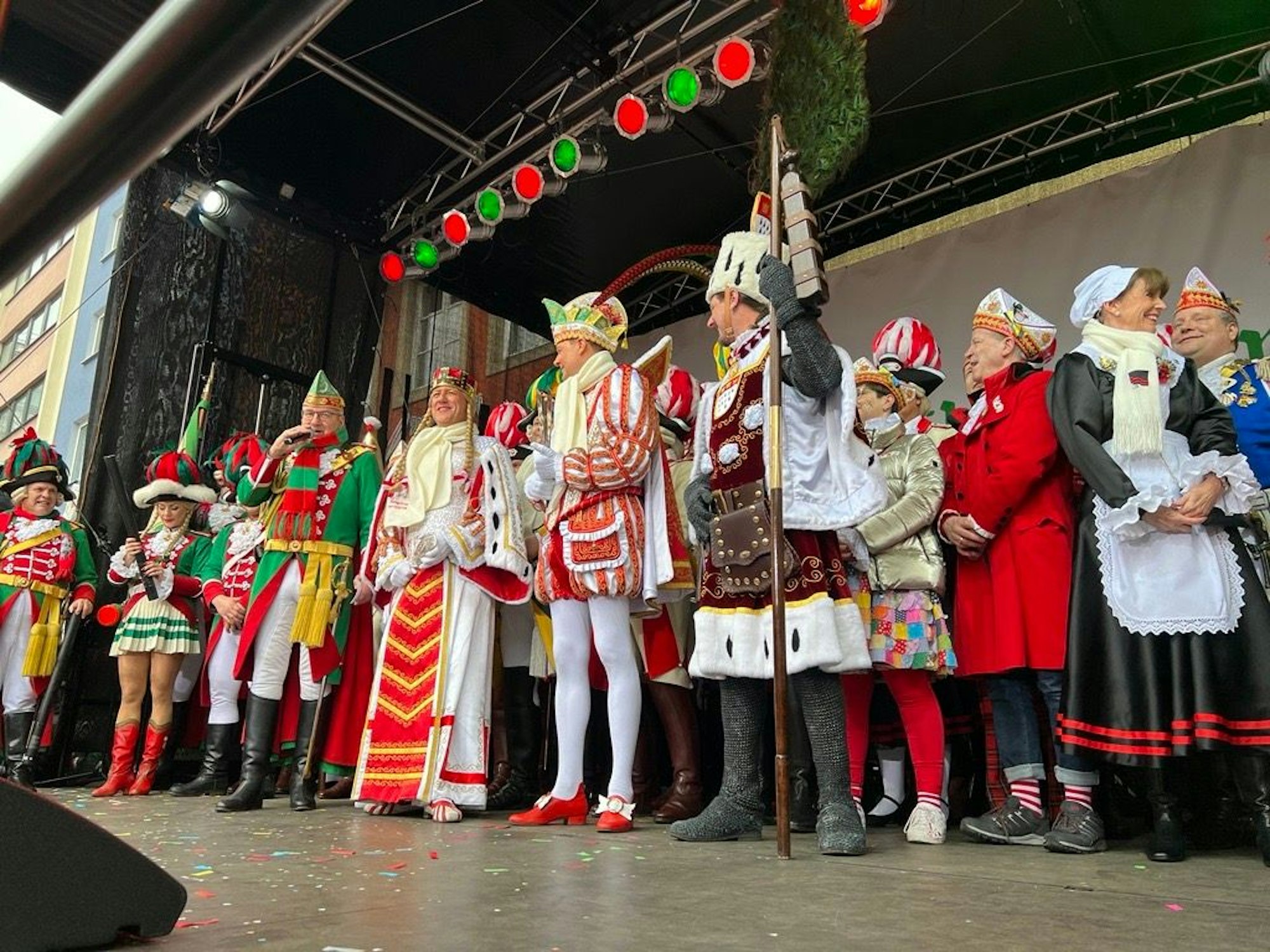Das Dreigestirn eröffnet am Alter Markt die jecken Tage.