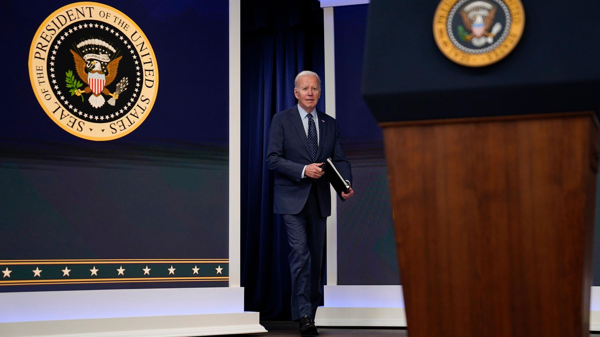 Joe Biden, Präsident der USA, trifft ein, um über den chinesischen Überwachungsballon und andere vom US-Militär abgeschossene unidentifizierte Objekte zu sprechen.