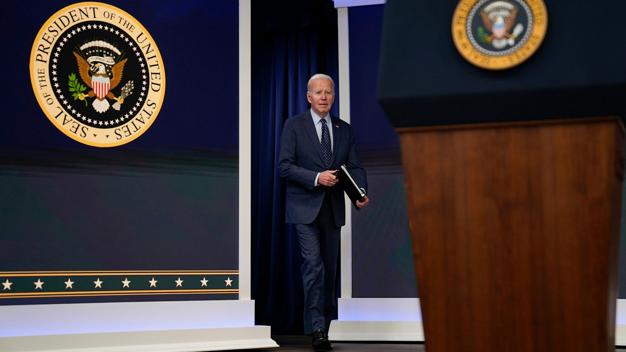 Joe Biden, Präsident der USA, trifft ein, um über den chinesischen Überwachungsballon und andere vom US-Militär abgeschossene unidentifizierte Objekte zu sprechen.