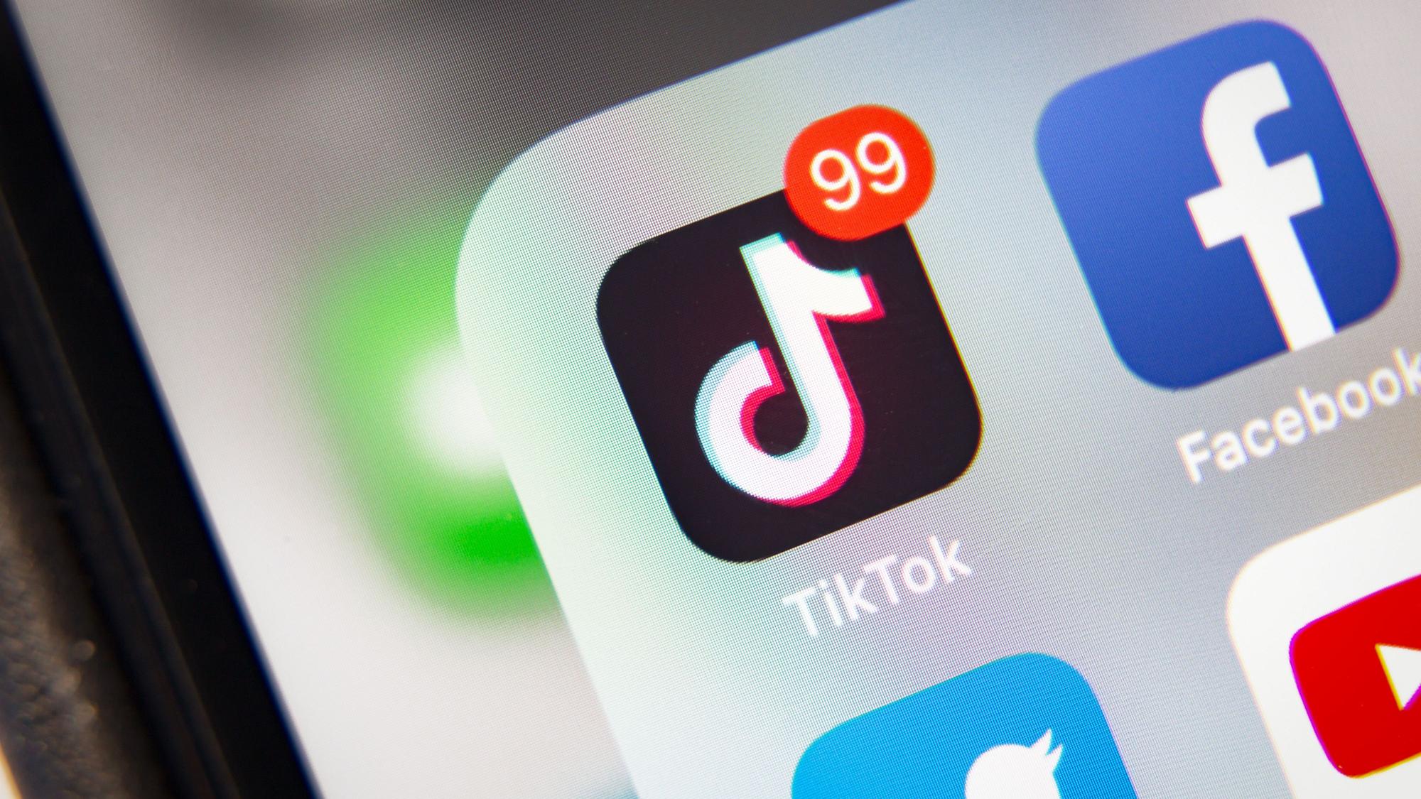 TikTok-Anwendung auf dem Display eines Smartphones.