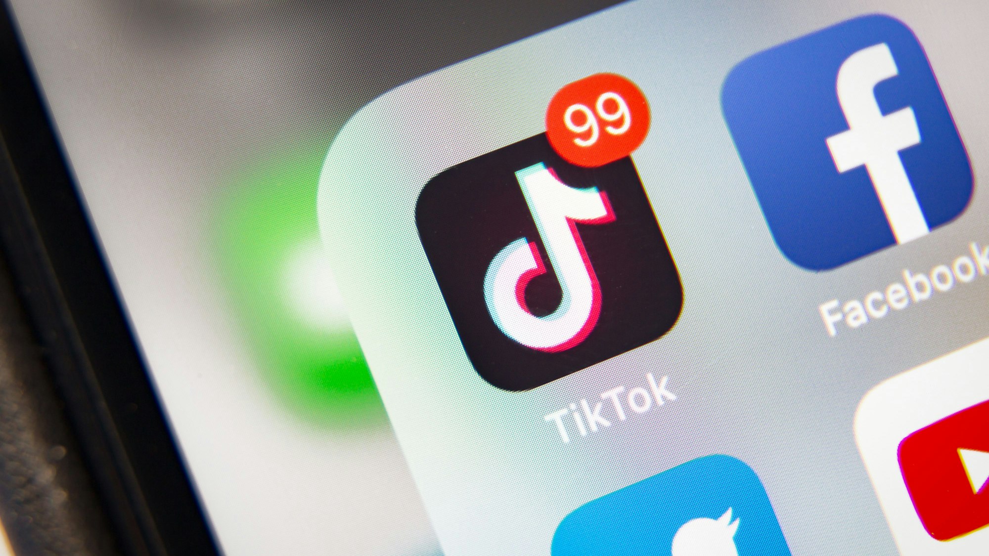 TikTok-Anwendung auf dem Display eines Smartphones.