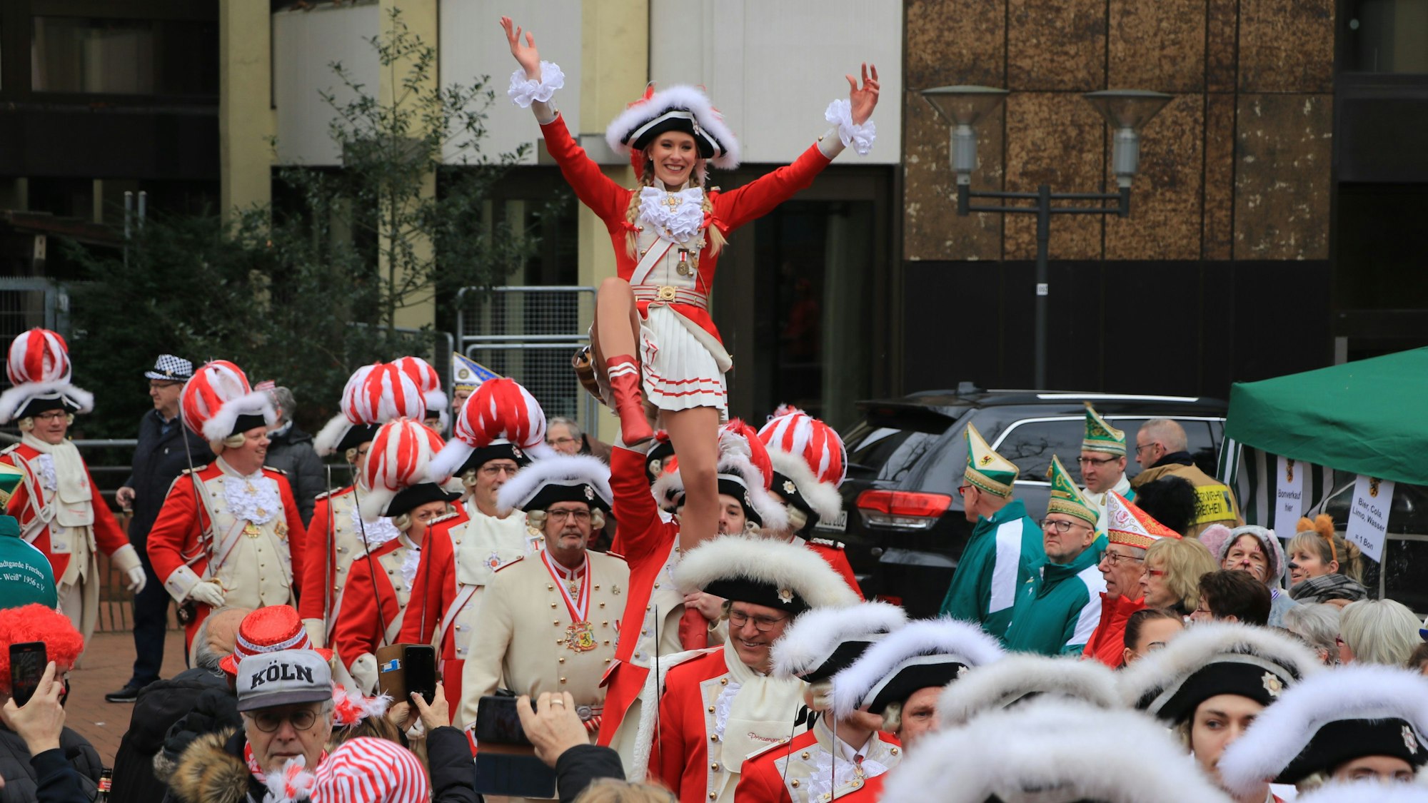 In langer Schlange marschierten die Gesellschaften auf den Frechener Marktplatz.